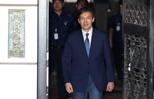 이재명 정부 첫 특별사면·복권 대상에 오른 조국 전 조국혁신당 대표가 15일 새벽 구로구 서울남부교도소를 나서고 있다. 2025.8.15/뉴스1