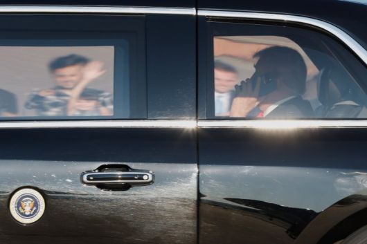 도널드 트럼프 미국 대통령이 블라디미르 푸틴 러시아 대통령과 정상회담이 예정된 알래스카로 가기 위해 15일(현지시간) 메릴랜드주 앤드루스 합동기지로 이동하는 차 안에서 휴대폰으로 통화하고 있다. AP 뉴시스