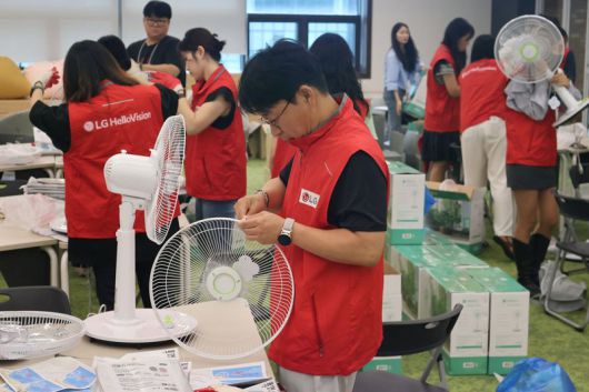 LG헬로비전이 최근 집중호우로 큰 피해를 입은 충남 태안군 고남면 지역민을 돕기 위해 지난 14일 포장 봉사활동을 진행했다. LG헬로비전 제공