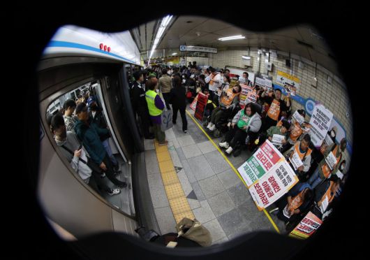 지난 4월21일 서울 지하철 4호선 혜화역 동대문 방면 승강장에서 열린 제62차 '출근길 지하철 탑니다' 시위에서 전국장애인차별철폐연대(전장연) 회원들과 지하철 탑승 시민들이 마주보고 있다. 2025.4.21 /사진=뉴스1