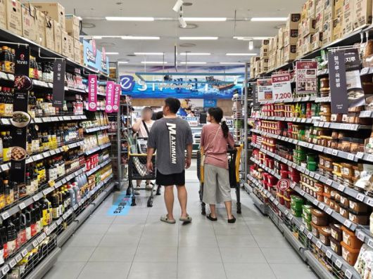 지난 16일 오후 서울 중구 이마트 청계천점에서 고객들이 초저가 자체브랜드(PB)인 오케이프라이스 매대를 둘러보고 있다. 사진=이정화 기자