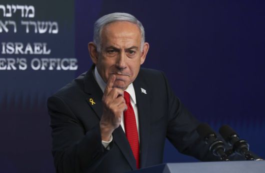 베냐민 네타냐후 이스라엘 총리가 지난 21일(현지 시간) 예루살렘에서 기자회견하고 있다. 네타냐후 총리는 가자지구 재점령을 목표로 최근 시작한 '기드온의 전차' 작전을 멈추지 않을 것이며 "이 작전이 끝나면 가자지구의 모든 지역이 이스라엘의 통제 아래 있을 것"이라고 주장했다. AP·뉴시스                                    아야톨라 알리 하메네이 이란 최고지도자가 지난 13일(현지 시간) 테헤란에서 TV 연설을 하고 있다. 하메네이는 "시온주의자(이스라엘) 정권이 전쟁을 일으켰다"라며 "그들은 큰 실수와 오류를 저질렀다"라고 말했다. AP·뉴시스