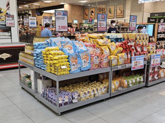 지난 16일 서울 중구 이마트 청계천점 매장 안에 초저가 자체브랜드(PB)인 오케이프라이스 과자 코너가 마련돼있다. 사진=이정화 기자