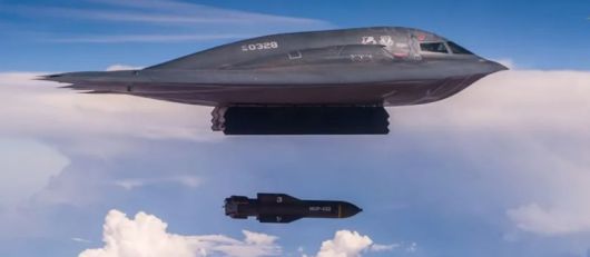 미 공군의 B-2 스피릿 스텔스 폭격기. 초대형 벙커버스터 GBU-57을 시험 투하하고 있다. 미 공군의 3대 폭격기 중 가장 최신형 모델로, 전익 형상으로 설계되었다. 최첨단 천체 추적 위치 기반 시스템을 탑재하고 있어 GPS가 없는 환경에서도 자율 항법과 목표에 대한 초정밀 타격이 가능하다. 미공군 홈페이지 캡처                                    이스라엘의 아이언 돔 방공 시스템이 지난 15일 이스라엘 텔아비브 상공에서 이란에서 발사된 탄도 미사일을 요격하고 있다. EPA·연합뉴스                                    이스라엘 국방부는 28일 아이언 빔의 축소판 버전이 작년 레바논 헤즈볼라와의 전쟁에서 수십 기의 헤즈볼라 드론을 요격했다고 발표했다. 이스라엘방위군(IDF) 제공                                    지난 2023년 5월 10일(현지시간) 가자지구에서 발사된 로켓을 막기 위해 이스라엘 남부 도시 아슈켈론의 저고도 방공망 아이언돔에서 미사일이 발사되고 있다. 이스라엘 군 당국은 이날 성명을 통해 가자지구에 있는 무장단체 팔레스타인 이슬라믹 지하드 테러 조직의 로켓 발사대 등 100여곳을 타격했다고 밝혔다. 신화·연합뉴스                                    워싱턴포스트, AP 통신 등 외신에 따르면 지난 13일(현지시간) 이른 새벽 시작된 이스라엘의 공습은 이란의 핵 시설, 방공망, 군사 목표물을 집중 타격했는데 지난 14일 펼쳐진 공격은 한 단계 더 나아가 이란 경제에 필수적인 에너지 산업까지 겨냥했다. 사진은 지난 13일 이란 테헤란에 이스라엘 공습으로 파손된 건물 잔해 모습. 뉴시스                                    지난 14일(현지 시간) 워싱턴포스트에 따르면 이스라엘과 이란 양국의 보도와 발표, 타격을 받은 시설과 아직 피해를 입지 않은 시설의 위성 영상 및 동영상을 분석한 결과, 전문가들은 치명적 피해가 발생한 것은 아니라고 평가했다. 사진은 지난 13일(현지 시간) 이스라엘 공습으로 파괴된 이란 테헤란의 한 건물에서 구조작업이 이뤄지고 있다. 뉴시스                                    이스라엘의 이란 핵 시설 선제 공격 4일차인 지난 16일(현지 시간), 이스라엘군은 이란군의 반격 능력을 무력화시키기 위한 공습을 재개했다. 사진은 이란 공격 앞둔 이스라엘 전투기들. 이스라엘군 페이스북 캡처·뉴시스                                    이란 IRNA 통신이 지난 13일 이스라엘의 공습으로 사망한 군 최고 지도부 6명의 사진과 이름을 모아 소개했다. 시계방향(왼쪽 위부터) 아미랄리 하지자데 혁명수비대 항공우주군 사령과, 모하마드 바케리 군참모총장, 호세인 살라미 혁명수비대 총사령관, 페레이둔 아바시(핵과학자), 골말리 라시드 소장, 모하마드-메디 테헤란치(핵과학자). IRNA·뉴시스                                    이란 관영 IRNA 통신은 호세인 살라미 이란 혁명수비대(IRGC) 총사령관과 골람알리 라시드 이란군 고위 장성이 이스라엘의 공습으로 사망했다고 6월13일 보도했다. 15일에는 이란 정보사령관과 부관도 폭격으로 사망했다. 사진은 살라미 총사령관이 2021년 11월 4일 테헤란에서 열린 집회에 참석해 연설하는 모습. 신화·뉴시스                                    이란이 지난 13일(현지 시간) 이란 핵·군사 시설을 겨냥한 이스라엘군(IDF)의 대규모 공습에 관한 유엔(UN) 안전보장이사회(안보리) 긴급회의를 요청했다. 사진은 뉴욕 유엔본부에서 안보리 회의가 열리는 모습. AP·뉴시스                                    지난 16일(현지시간) 이스라엘의 공습으로 연기가 피어오르는 이란 수도 테헤란. 연합뉴스                                    지난 19일(현지 시간) 이스라엘 베르셰바에서 시민들이 이란의 미사일 공격으로 연기가 치솟는 소로카 병원을 지켜보고 있다. 이란 혁명수비대는 “병원 근처 이스라엘군 지휘·정보센터가 타격받았다”고 주장했다. AP·뉴시스