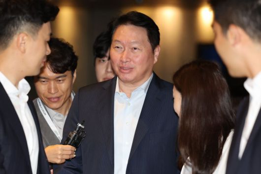 최태원 SK그룹 회장이 18일 오전 서울 광진구 워커힐호텔에서 열린 이천포럼 2025에 참석하고 있다. 뉴시스