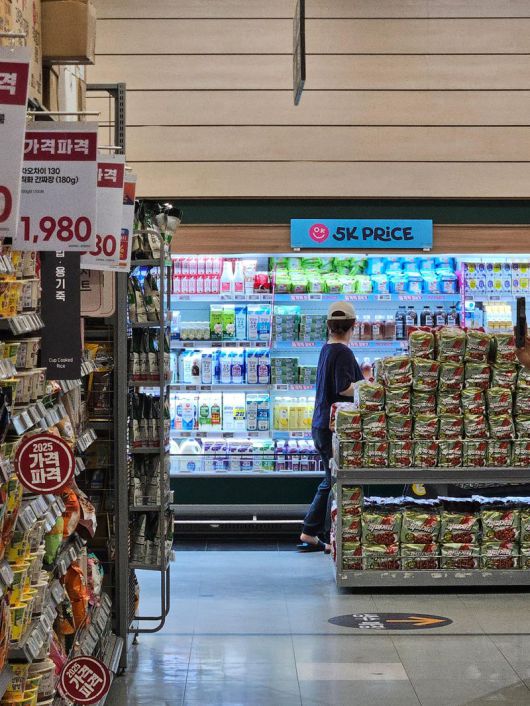 지난 16일 오후 서울 중구 이마트 청계천점에서 한 고객이 초저가 자체브랜드(PB)인 오케이프라이스의 매대를 둘러보고 있다. 사진=이정화 기자