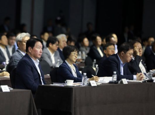 최태원 SK그룹 회장(왼쪽 첫번째)이 18일 서울 광진구 워커힐 호텔에서 'AI와 디지털 전환'을 주제로 열린 SK그룹 '이천포럼 2025'에 참석해 발표 내용을 경청하고 있다. SK 제공