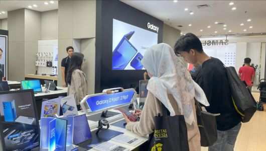 18일 인도네시아 수도 자카르타 삼성 스토어에서 고객들이 삼성전자 폴더블폰 신제품인 삼성 갤럭시 Z폴드7과 삼성 갤럭시 Z플립7을 살펴보고 있다. 사진=치트라 클라우디아 살사빌라 통신원