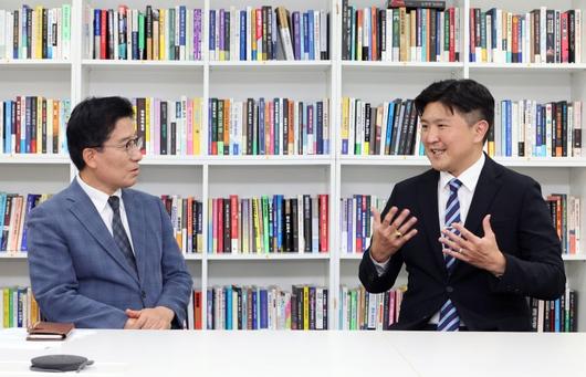 석병훈 이화여대 경제학과 교수(오른쪽)가 지난 13일 서울 서초구 파이낸셜뉴스 본사에서 노동일 파이낸셜뉴스 주필과 대화하고 있다. 석 교수는 도널드 트럼프 미국 대통령이 오는 25일 한미 정상회담에서 유리한 조건을 끌어내려 할 수도 있다면서 우리나라가 포괄적·점진적환태평양경제동반자협정(CPTPP)에 가입해야 한다고 조언했다. 사진=박범준 기자