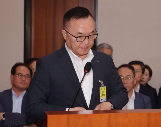 한수호 한국수력원자력 사장이 19일 국회에서 열린 산업통상자원중소벤처기업위원회 전체회의에서 올해 초 미국 웨스팅하우스와 맺은 지식재산권 분쟁 종료 합의문과 관련한 의원 질의에 답변하기 위해 이동하고 있다. 연합뉴스