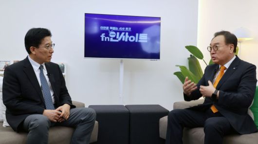 배경율 서강대 기술경영대학원 교수(오른쪽)와 노동일 파이낸셜뉴스 주필이 서울 서초구 파이낸셜뉴스 빌딩에서 특별대담을 하고 있다. 사진=서동일 기자