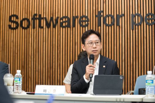 배경훈 과학기술정보통신부 장관이 14일 서울 강남구 이노베이션아카데미에서 열린 'AX 인재 확보를 위한 전문가 간담회'에서 학계 및 산업계 전문가들과 AX 인재 양성 방향에 대해 토론하는 모습. 과기정통부 제공