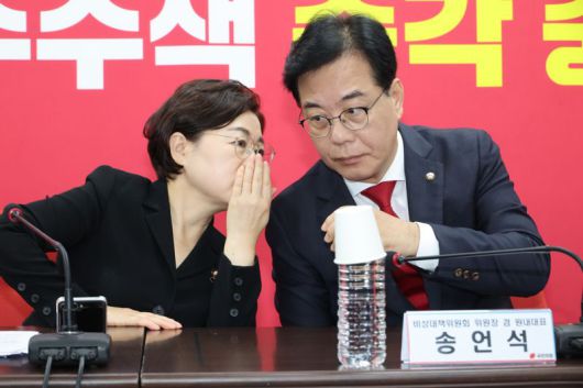 송언석 국민의힘 비상대책위원장 겸 원내대표(오른쪽)와 김정재 정책위의장이 18일 서울 여의도 중앙당사에서 열린 비상대책위원회의에서 귀엣말을 하고 있다. 사진=박범준 기자