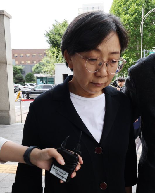 최재원 전 용산구보건소장이 20일 서울 마포구 서울서부지방법원에서 이태원 참사 허위 보고 사건 선고 공판을 마친 뒤 나오고 있다. 이날 법원은 최 전 소장에게 징역 10개월에 집행유예 2년을 선고하고 160시간의 사회봉사를 명령했다. 연합뉴스