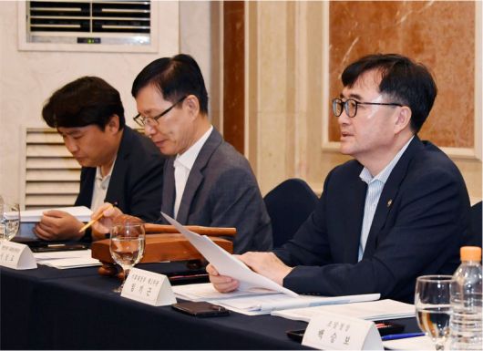 임기근 기획재정부 차관(오른쪽)이 20일 서울 여의도 켄싱턴호텔에서 열린 '제3차 조달정책심의위원회'를 주재하고 있다. 기획재정부 제공