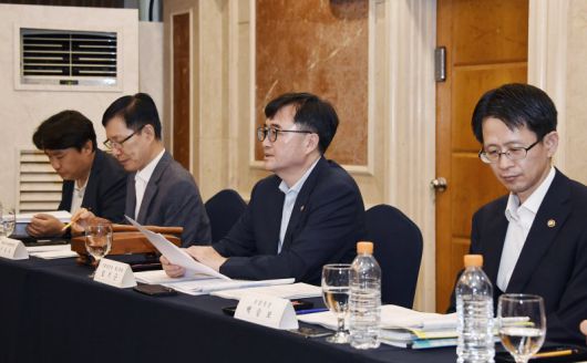 임기근 기획재정부 차관(오른쪽)이 20일 서울 여의도 켄싱턴호텔에서 열린 '제3차 조달정책심의위원회'를 주재하고 있다. 기획재정부 제공