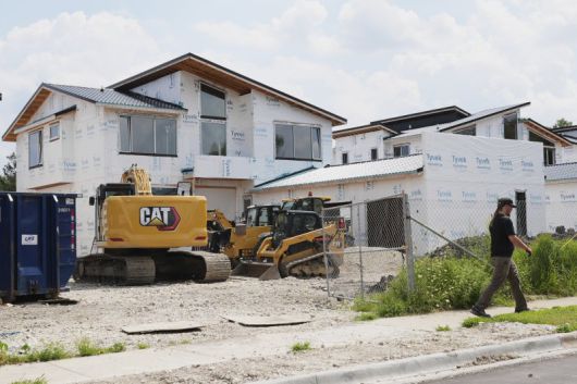 미국 상무부가 19일(현지시간) 불도저 등 407개 품목을 철강·알루미늄 50% 관세율이 적용되는 품목으로 추가했다. 지난 7일 일리노이주 시카고 인근 노스브룩에서 신축 주택공사가 진행되고 있다. AP 뉴시스