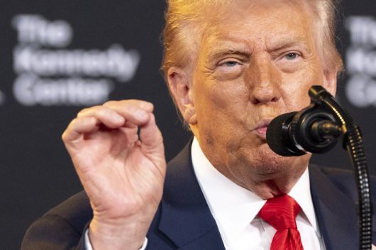 도널드 트럼프 미국 대통령이 13일(현지시간) 워싱턴 케네디센터에서 연설하고 있다. AP 연합