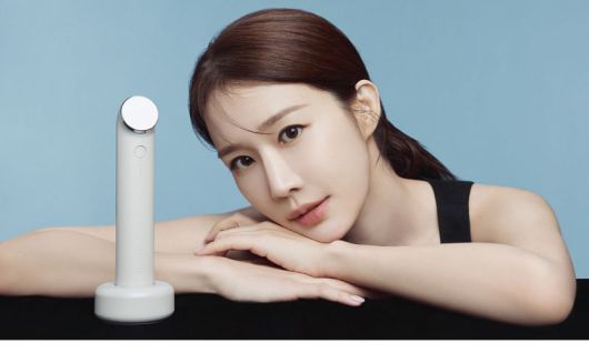 톰 뷰티기기 더 글로우와 배우 유인나. 앳홈 제공