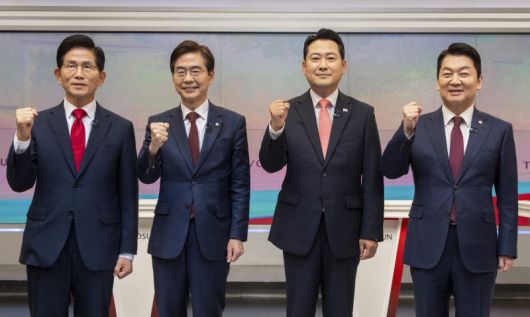 국민의힘 김문수(왼쪽부터), 조경태, 장동혁, 안철수 당대표 후보가 지난 19일 오후 서울 중구 TV조선 스튜디오에서 열린 ‘당 대표 후보자 TV토론회’ 에 참석해 포즈를 취하고 있다. 뉴시스