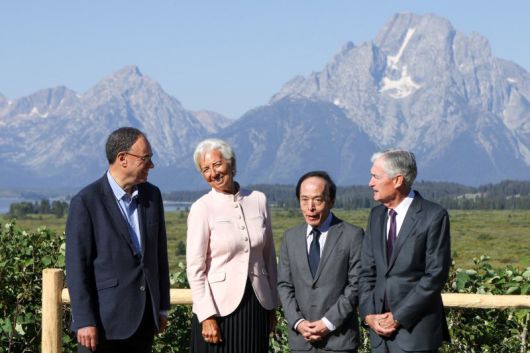 제롬 파월(오른쪽 첫 번째) 미국 연방준비제도(연준) 의장이 22일(현지시간) 와이오밍주 잭슨홀 콘퍼런스에서 9월 금리 인하를 시사하면서 뉴욕 증시가 이날 사상 최고 기록을 경신했다. 파월 의장이 22일 잭슨홀에서 앤드루 베일리(오른쪽 4번째) 영국은행(BOE) 총재, 크리스틴 라가르드 유럽중앙은행(ECB) 총재, 우에다 카즈오 일본은행(BOJ) 총재와 대화하고 있다. 로이터 연합