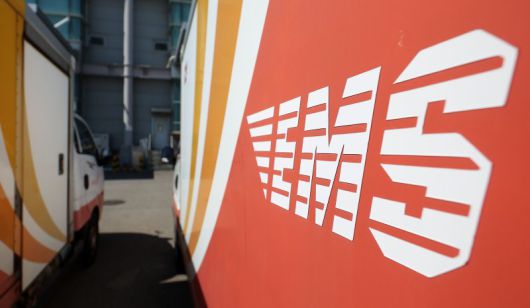 미국 관세 정책이 변경됨에 따라 국내에서 보내는 미국행 국제우편이 단계적으로 중단된다. 우정사업본부는 25일부터 미국행 항공소포, 26일부터는 서류를 제외한 모든 물품을 가리키는 EMS 등에 대한 우체국 접수를 중단한다고 밝혔다. 다만 서류나 편지, 민간 제휴로 이뤄지는 'EMS 프리미엄' 서비스는 중단 없이 이용 가능하다. 그동안 미국은 해외에서 반입되는 800달러 이하 물품에 대한 관세를 면제해왔으나 29일부터는 서류·서신을 제외한 모든 미국행 국제우편물에 대해 신고와 함께 관세 15%를 부과한다. 이에 따라 우정사업본부는 현 국제우편망 체계로는 발송 처리가 어렵다고 판단해 미국행 국제우편물 접수를 중지하며 국제우편서비스 정상화 절차를 준비 해 1~2개월 내 재개할 수 있을것으로 전망했다. 사진은 24일 인천국제공항 화물터미널에 위치한 국제우편물류센터의 모습.사진=뉴시스화상