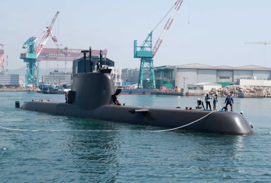 울산 본사에서 창정비를 마친 214급(1800t급) 디젤잠수함 '윤봉길함'이 해군에 인도되고 있다. 연합뉴스