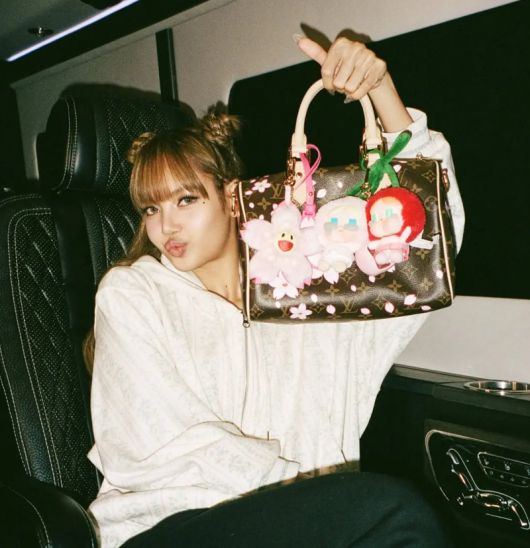 블랙핑크 리사가 크라이 베이비를 단 가방을 들어보이고 있다. 리사 인스타그램 갈무리