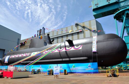 해군의 1800톤급 잠수함인 '홍범도함' 진수식이 지난 2016년 4월 열리고 있다. 뉴스1