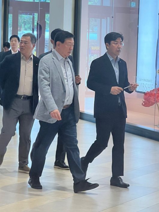 신동빈 롯데그룹 회장(가운데)이 지난 4월 30일 베트남 하노이에 위치한 '롯데몰 웨스트레이크 하노이'를 둘러보고 있다. 사진=김준석 특파원