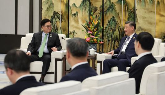 우원식 국회의장과 여야 의원 대표단은 지난 2월 7일 중국 헤이룽장성 하얼빈시 타이양다오호텔에서 시진핑 중국 국가주석과 접견했다. 우 의장과 시 주석이 자리에 앉아 대화를 나누고 있다. 국회의장실 제공