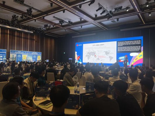 22일 베트남 하노이 소재 롯데 L7 웨스트레이크 하노이 그랜드볼룸에서 개최된 '2025 롯데 글로벌 잡페어'에서 김준영 롯데백화점 해외사업부문장 겸 롯데프로퍼티스 하노이법인장(상무)이 참가자들에게 롯데그룹의 베트남 사업 현황에 대해 설명하고 있다. 사진=김준석 특파원