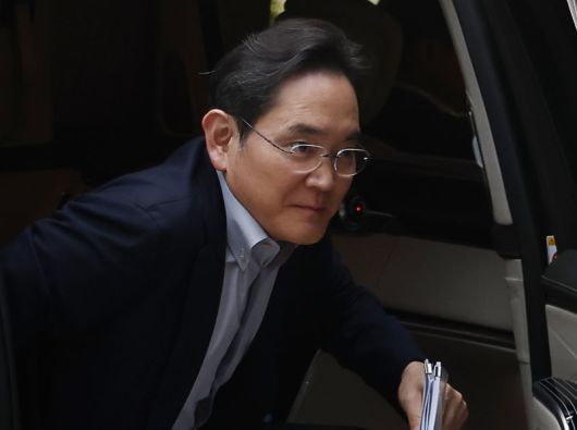 이재용 삼성전자 회장이 미국 워싱턴DC에서 열리는 한미 정상회담의 경제사절단에 동행하기 위해 24일 서울 강서구 서울김포비즈니스항공센터(SGBAC)를 통해 출국하고 있다. 연합뉴스                                     구광모 LG그룹 회장이 오는 25일(현지시간) 미국 워싱턴DC에서 열리는 한미 정상회담 경제사절단에 동행하기 위해 24일 강서구 서울김포비즈니스항공센터(SGBAC)를 통해 출국하고 있다. 연합뉴스