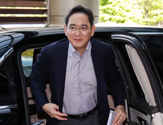 이재용 삼성전자 회장이 24일 오후 서울 강서구 김포비즈니스항공센터에서 한미 정상회담 경제사절단 동행을 위해 미국으로 출국하고 있다. 뉴스1                                    최태원 대한상공회의소 회장 겸 SK그룹 회장이 오는 25일(현지시간) 미국 워싱턴DC에서 열리는 한미 정상회담 경제사절단에 동행하기 위해 24일 강서구 서울김포비즈니스항공센터(SGBAC)를 통해 출국하고 있다. 연합뉴스