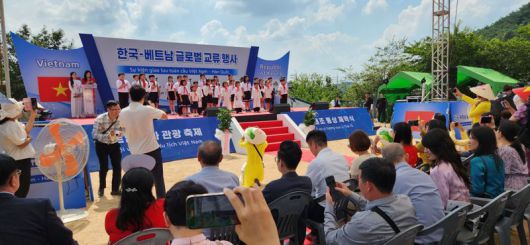 24일 봉화군 봉성면 창평리에서 개최된 '한국-베트남 글로벌 문화교류 행사'의 시작을 알리기 위해 베트남 공동체 어린이들이 양국 국가를 부르고 있다. 김장욱 기자