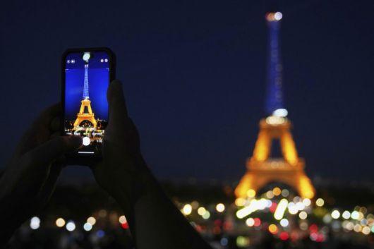 24일(현지시간) 프랑스 파리의 에펠탑이 우크라이나 독립 34주년을 기념해 우크라이나 국기 색상에 맞게 빛나고 있다.AP연합뉴스