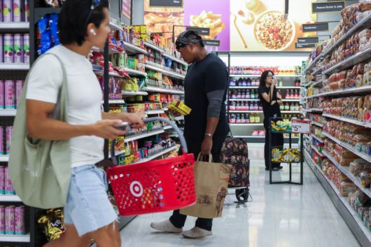 미국 뉴욕의 한 마트에서 먹거리 장을 보고 있는 시민들.신화통신연합뉴스
