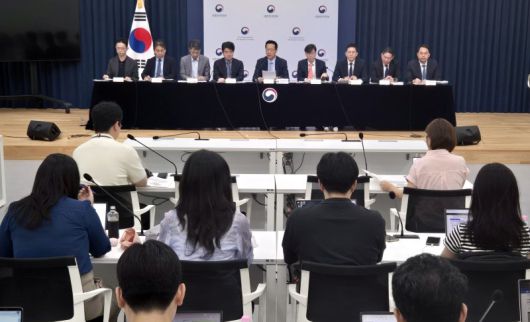 윤인대 기획재정부 차관보(가운데)를 비롯해 기재부 실·국장 관료 등이 지난 19일 정부세종청사 공용브리핑실에서 새정부 경제성장전략에 대해 상세 브리핑을 하고 있는 모습. 연합뉴스