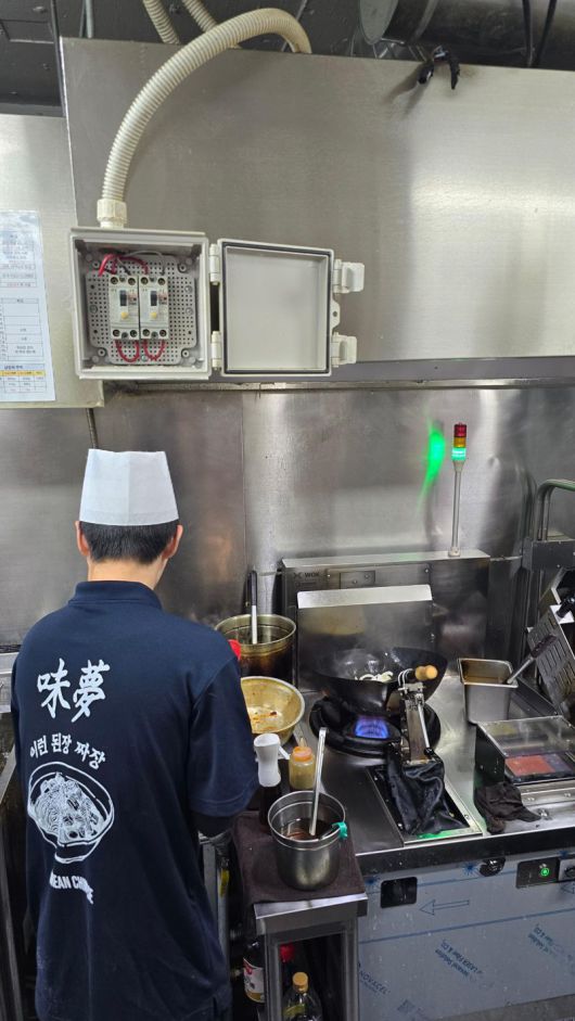 조리대에서 요리봇과 사람이 협업하며 요리를 완성하고 있는 모습. 만다린로보틱스 제공