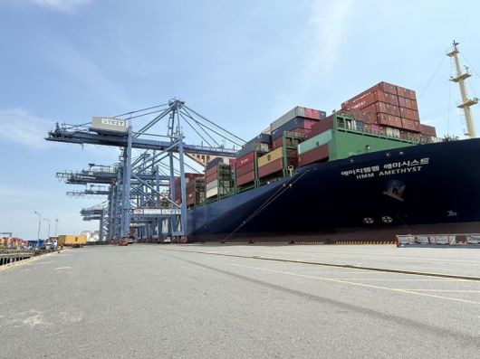 TCIT에 1만3000TEU급 초대형 컨테이너선인 HMM의 애미시스트가 정박해있다. 사진=강구귀 기자                                    TCIT에서 직원들이 선박의 정박을 돕고 있다. TCIT 제공                                    김종읍 TCIT 대표가 설명하고 있다. TCIT 제공