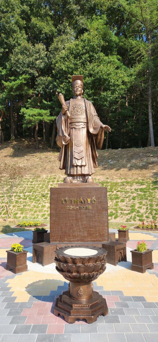 봉화군 봉성면 창평리에서 제막한 한국과 베트남의 글로벌 문화교류 상징인 '리 태조' 동상. 김장욱 기자