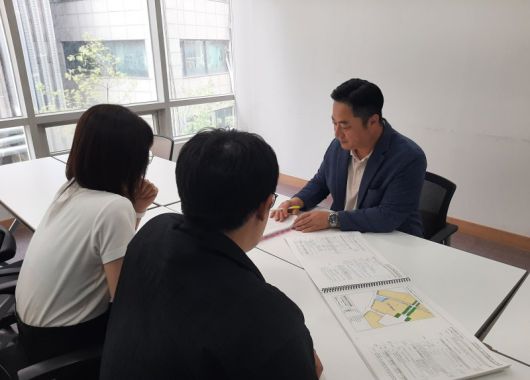 하안동 재개발·재건축 현장지원센터에 설치된 '정비사업 상담창구' 에서 정비사업 전문 직원이 상담을 하고 있다. 광명시 제공