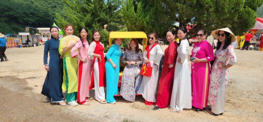 24일 봉화군 봉성면 창평리에서 열린 '한국-베트남 글로벌 교류 행사'에 참석한 이주 배경인들이 베트남 전통의상을 입고 포즈를 취하고 있다. 김장욱 기자