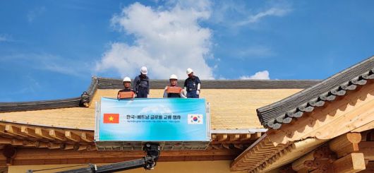 24일 봉화군 봉성면 창평리 열린 '한국-베트남 글로벌 문화교류 행사' 중 다문화 커뮤티니센터에 박현국 군수와 호 안 퐁(H? An Phong) 베트남 문화체육관광부 차관의 메시지를 적은 기왓장을 상량하고 있다. 김장욱 기자