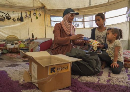 팔레스타인 가자지구 칸유니스 캠프에서 국제구조위원회 관계자가 어린이들에게 생활용품을 나눠주고 있다. 국제구조위원회 제공