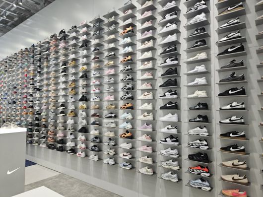 무신사 스토어 강남에 설치된 슈즈월.                                       서울 성수동에 내년 상반기 오픈 예정인 무신사 신발 매장 공사현장에 가림막이 쳐져 있다. 사진=이정화 기자