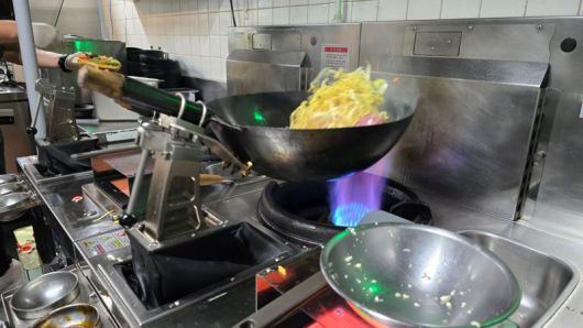 만다린로보틱스가 설치한 '엑스 웍'이 사람같은 손목 스냅으로 웍질을 하고 있다. 만다린로보틱스 제공