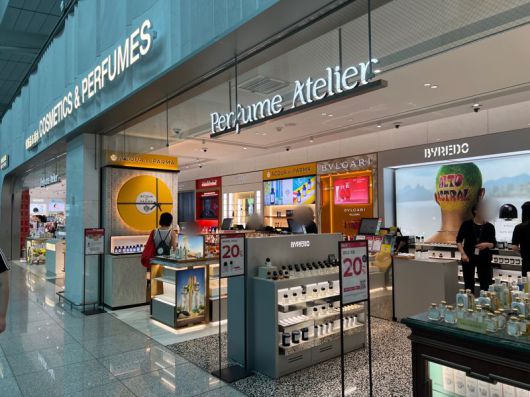 평일인 지난 20일 인천국제공항 면세점의 명품·화장품 매장이 찾는 고객이 거의 없이 한산한 모습이다. 사진=김현지 기자