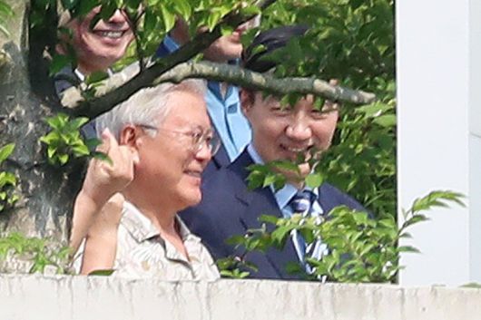 조국 조국혁신당 혁신정책연구원장이 24일 오후 경남 양산시 하북면 평산마을 문재인 전 대통령 사저를 방문해 문 전 대통령을 예방하고 있다. 2025.8.24/뉴스1 ⓒ News1 윤일지 기자 /사진=뉴스1