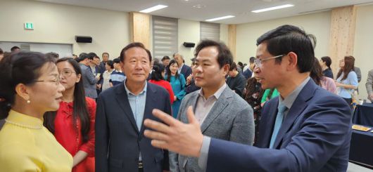 24일 봉화군 봉성면 창평리에서 열린 '한국-베트남 글로벌 문화교류 행사'에 참석한 호 안 퐁(H? An Phong) 베트남 문화체육관광부 차관, 김학홍 경북도 행정부시자, 박현국 봉화군수(오른쪽부터)가 'K-베트남 밸리 조성사업' 등에 대해 얘기하고 있다. 김장욱 기자